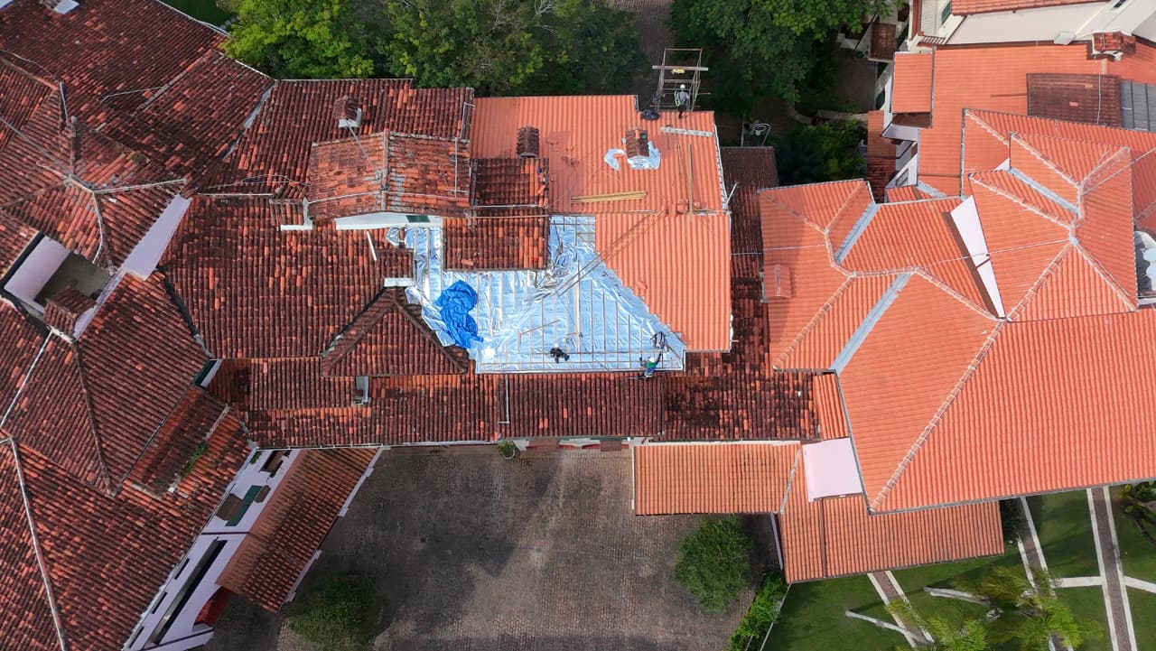 Vista aérea de intervenção em cobertura residencial