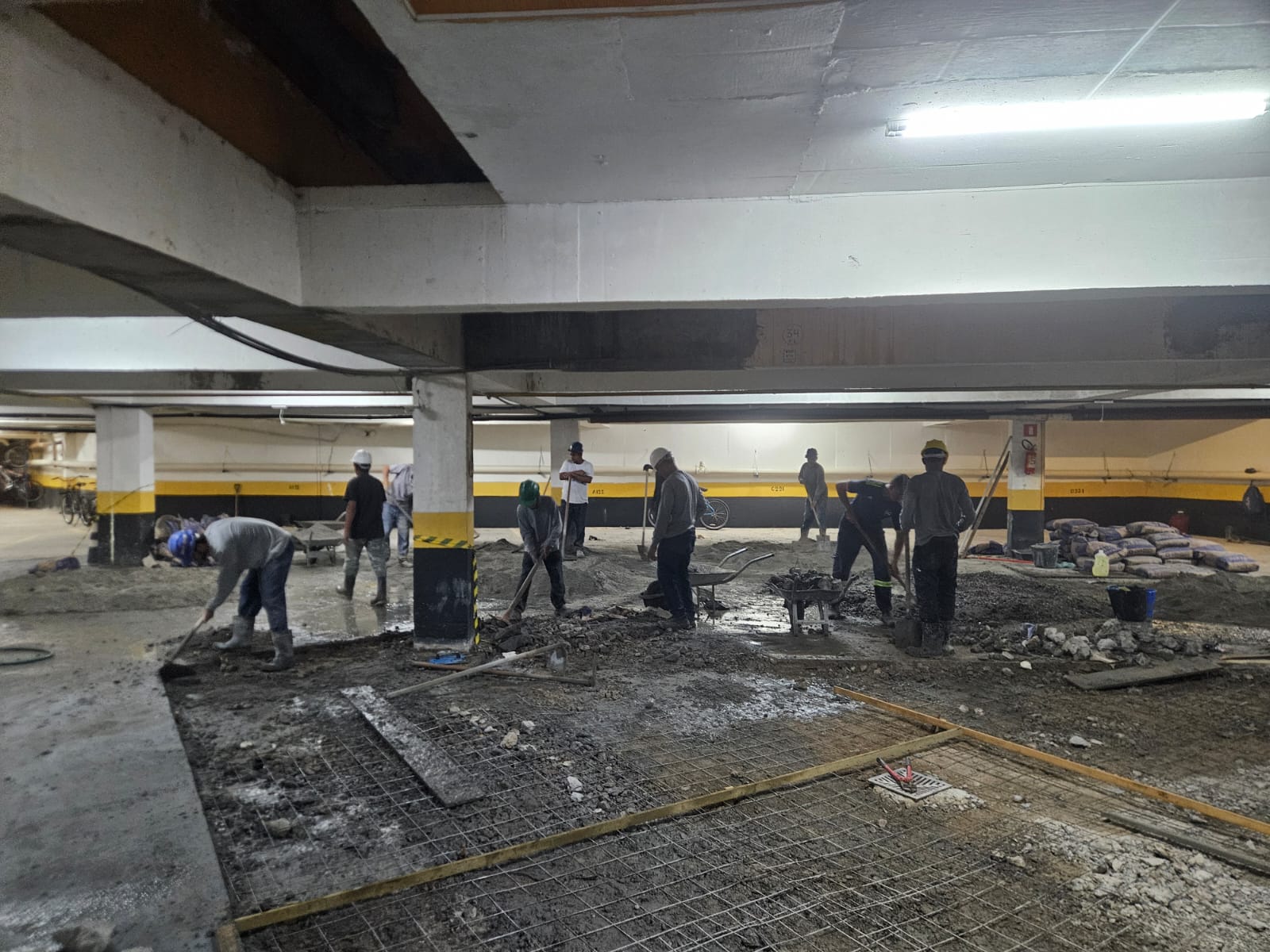 Equipe executando recuperação de piso em garagem